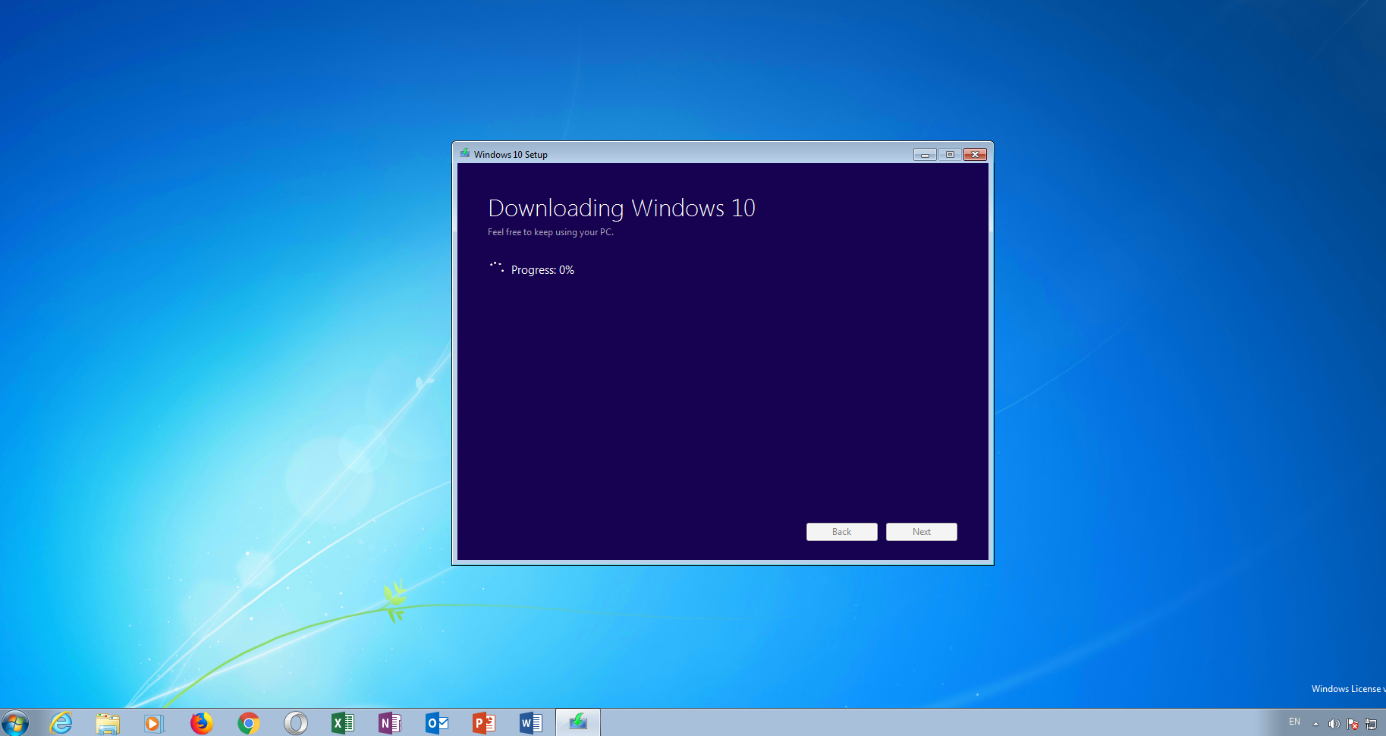 Windows 10 setup window with the message “Downloading Windows 10”