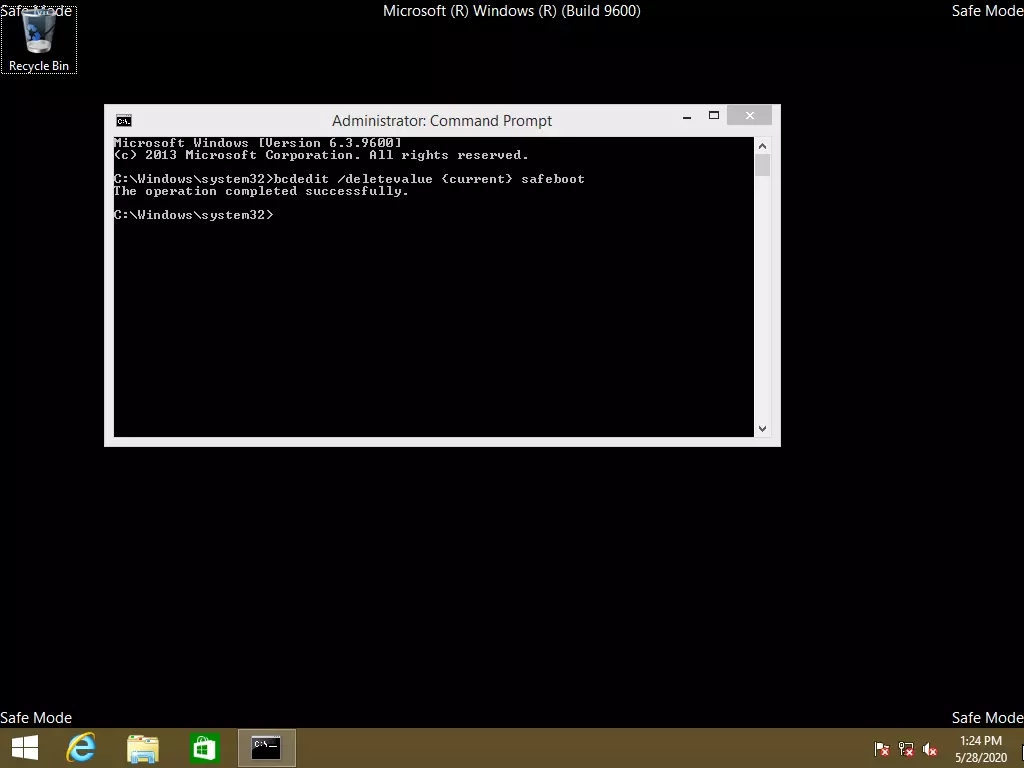 Image: Windows 8: desktop in safe mode with command prompt