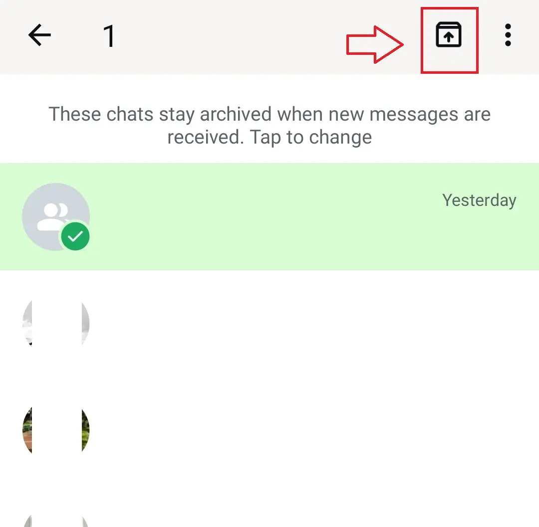 Captura de pantalla de Android que muestra una conversación archivada y un recuadro rojo sobre la cajita con la flecha apuntando hacia arriba Imagen: Captura de pantalla de Android que muestra una conversación archivada y un recuadro rojo sobre la cajita con la flecha apuntando hacia arriba