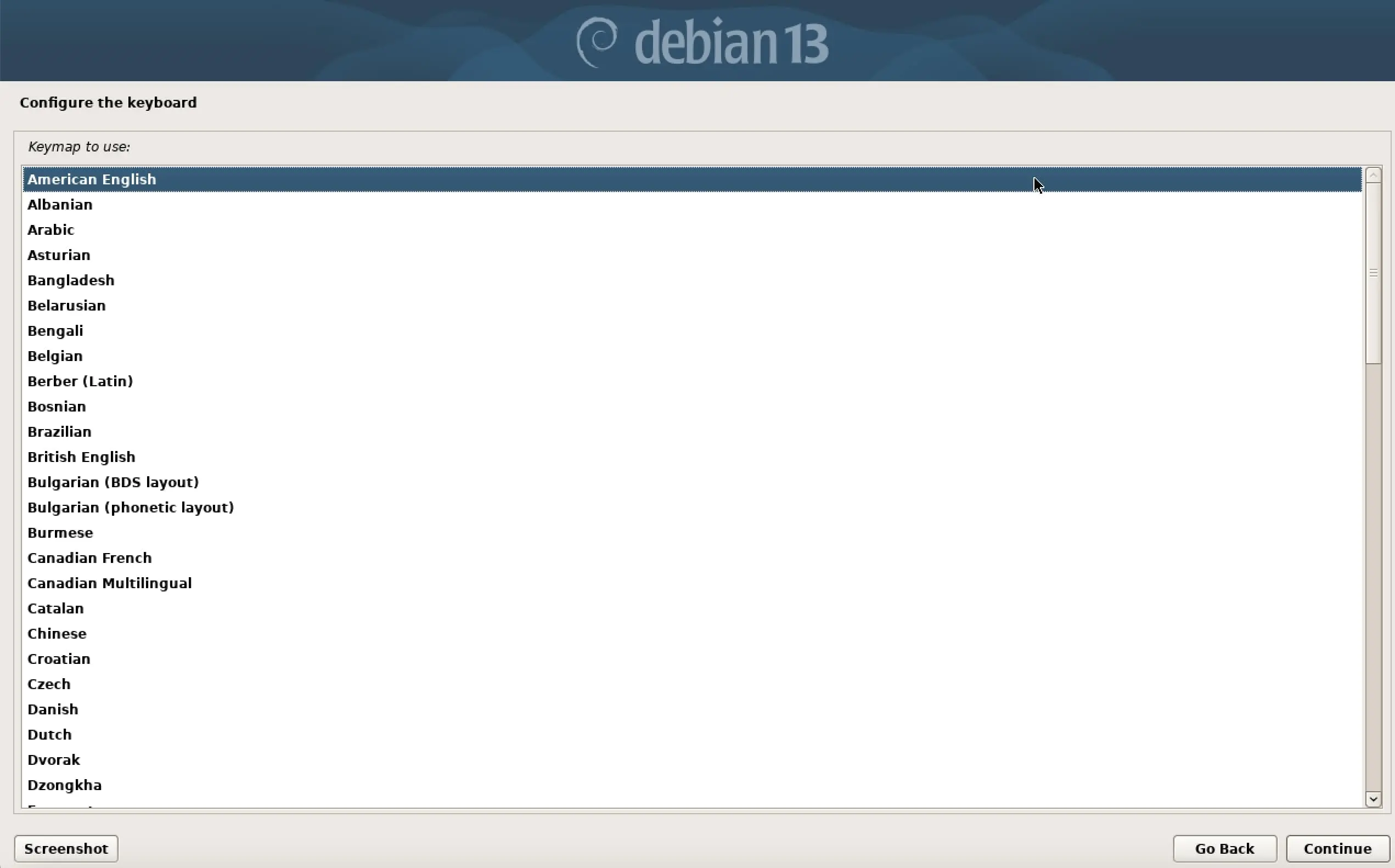 Imagen: Captura de pantalla de la instalaci&oacute;n de Debian 13: seleccionar la distribuci&oacute;n del teclado