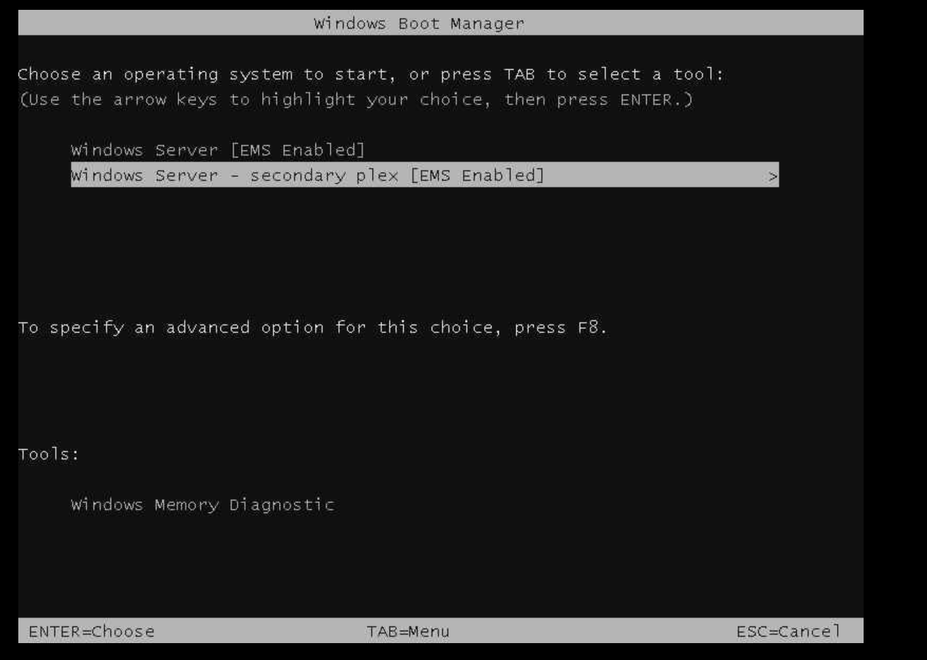 Screenshot: Der Windows Boot Manager wird angezeigt. Im Windows Boot Manager stehen die Optionen Windows Server [EMS Enabled] und Windows Server - secondary plex [EMS Enabled] zur Auswahl.