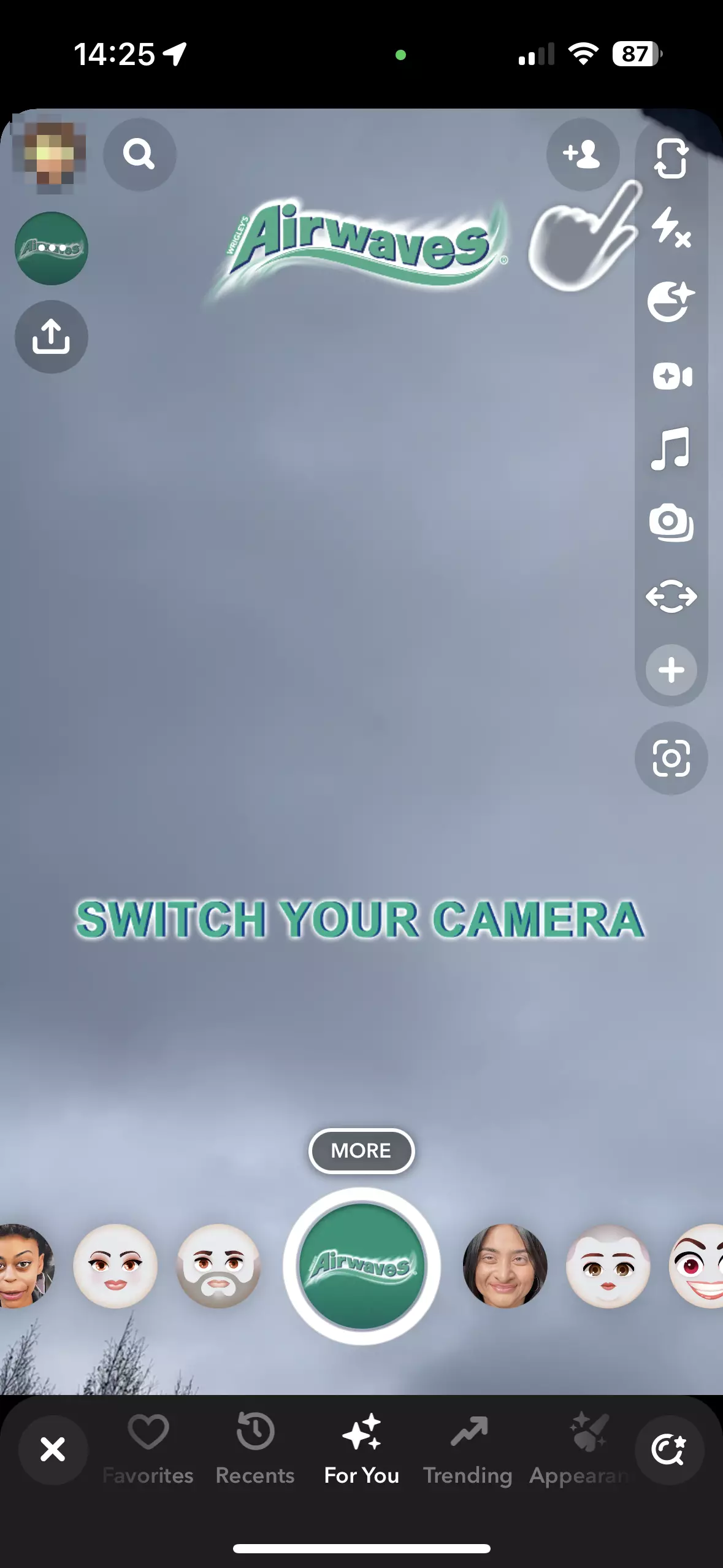 Captura de tela de uma Lense patrocinada no Snapchat Captura de tela de uma Lense patrocinada no Snapchat