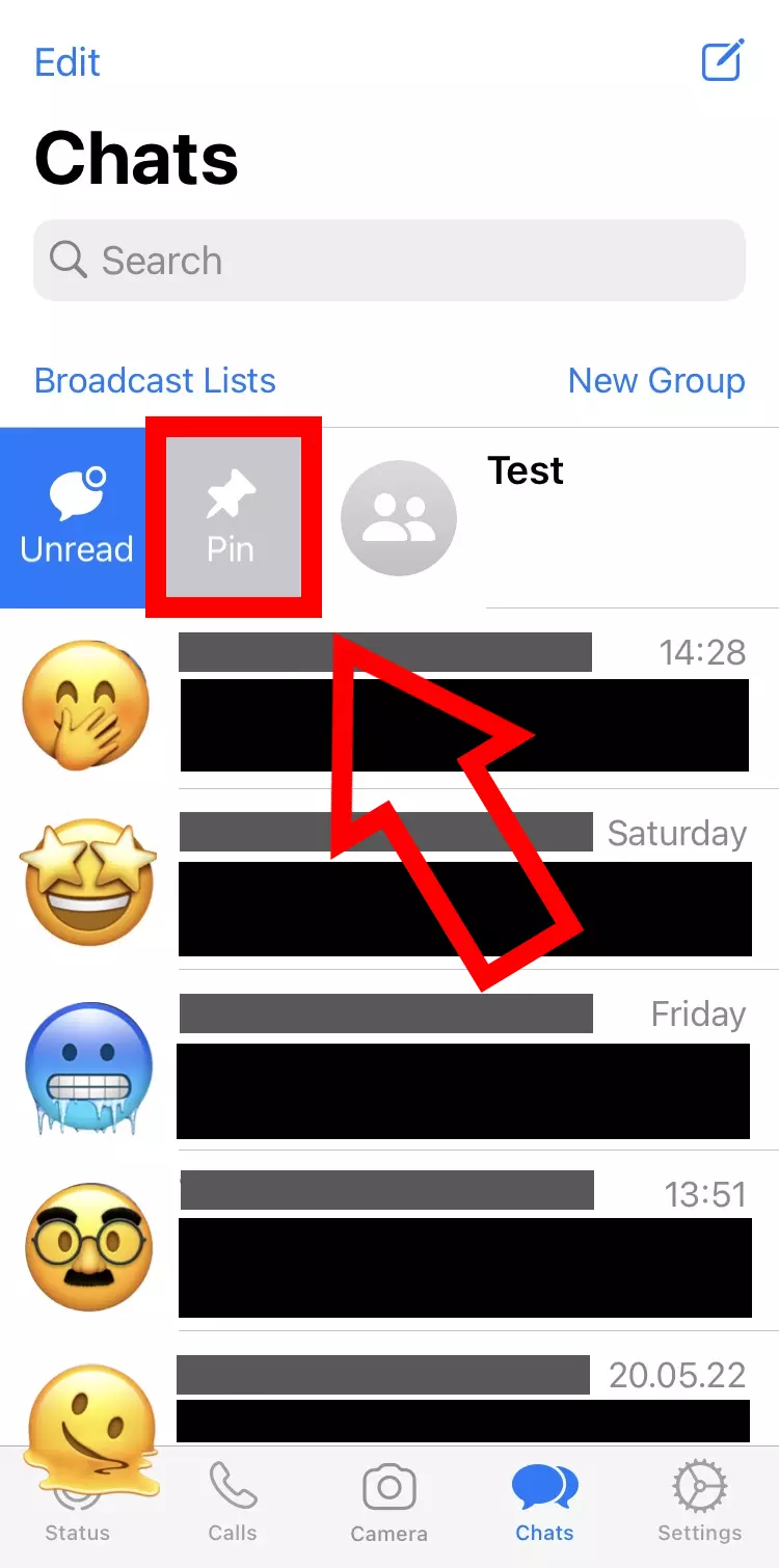 Imagem: Captura de tela do iPhone de uma lista de bate-papos do WhatsApp mostrando o recurso de fixação.